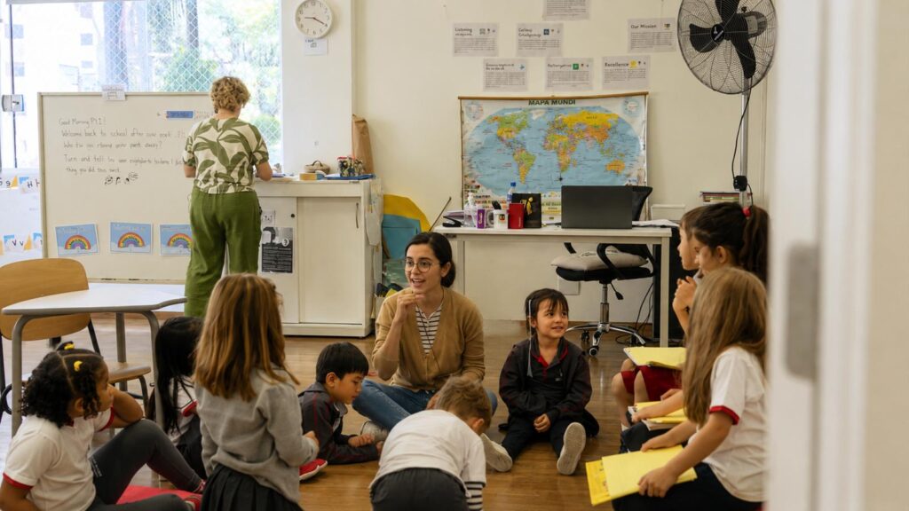 professora bilingue contando história para alunos da Escola bilíngue GIS São Paulo