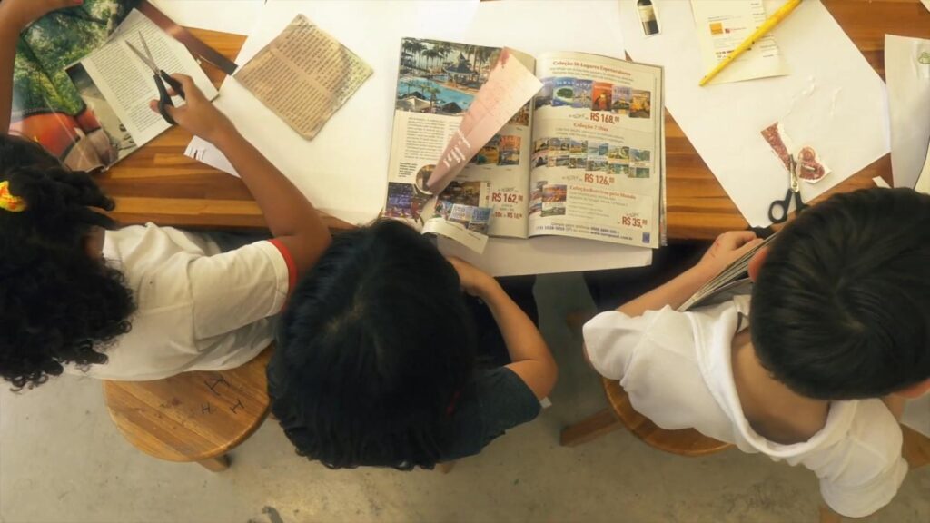 alunos recortando material na Escola Bilíngue e Internacional GIS São Paulo