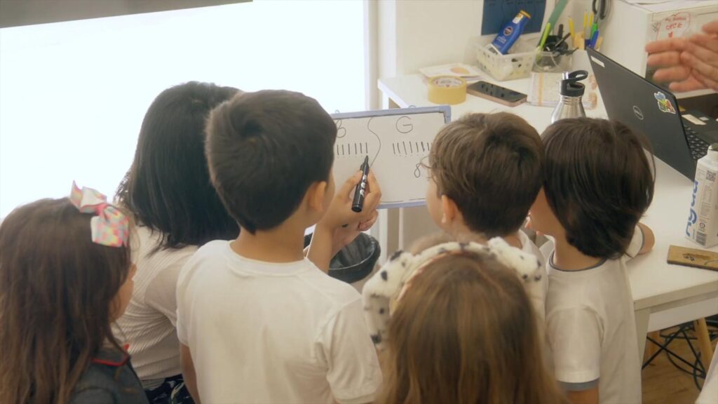 alunos investigando em escola bilingue